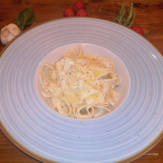 tagliatelle cu salsa de trufe