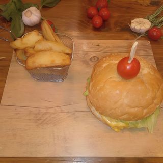 Burger crispy pui si cartofi prajiti