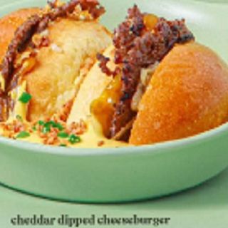 • Pork cheesburger din muschi  de porc rasfatat in sos cedar și cartofi prăjiți 