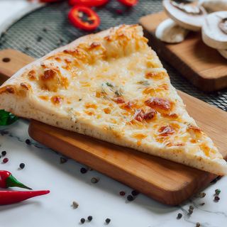 Pizza regina branzeturilor la felie