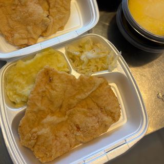 Șnițel de porc cu Wedges și Ciorbă Rădăuțeană de Porc