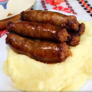 Cârnați grill cu piure/ cartofi prajiti