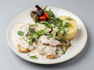 Pui in sos gorgonzola si Wedges/piure de cartofi