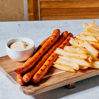 Platou de cârnăciori la grill