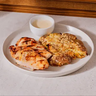 Piept de pui la grătar, smashed potatoes și sos de brânzeturi