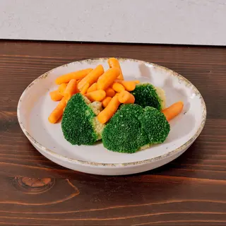 Broccoli și baby morcovi la abur