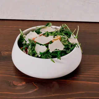 Salată de rucola, parmezan și roșii cherry