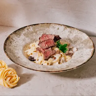 Tagliatelle cu sos de parmezan, ciuperci și vită