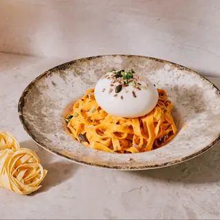 Paste cu pesto roșu și burrata