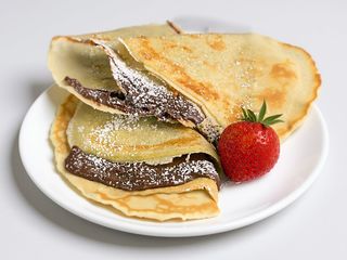 Clatite Cu Sos de Ciocolata