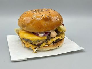 Dublu cheeseburger