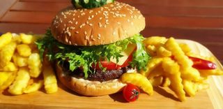 Hamburger de pasăre cu cartofi prăjiți și sosul casei