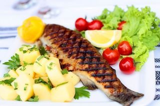 Păstrăv la grătar cu cartofi natur