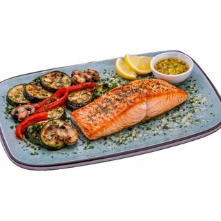 Somon file la grătar cu legume 350g