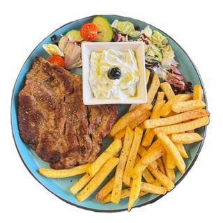 Ceafa de porc la gratar cu cartofi prajiti si sos tzatziki 200/200/50 gr