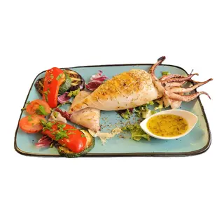 Calamar Mediteranean umplut cu brânză feta, servit cu legume la grătar și sos de lămâie/oregano 750g