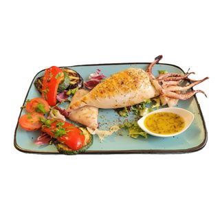 Calamar Mediteranean umplut cu brânză feta, servit cu legume la grătar și sos de lămâie/oregano 750g