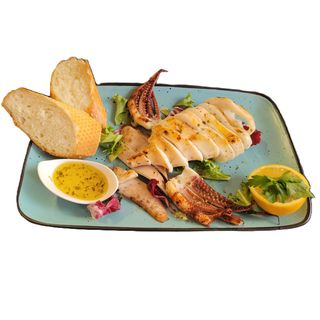 Calamar Mediteranean la grătar, servit cu legume la grătar și sos de lămâie-oregano 600g