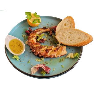 Caracatiță la grătar cu legume și sos de lămâie-oregano 500g