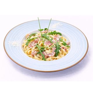 Tagliatelle cu jambon, rucola şi smântână