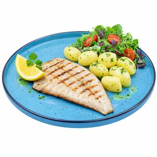 Calcan la grătar cu cartofi natură și salată proaspătă