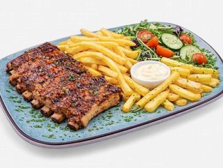 Coaste de porc cu cartofi prajiti si salata 600g