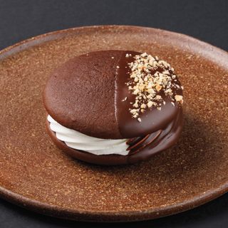 Biscuit cu cremă de brânză și mere