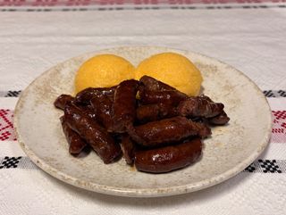 Carnati plescoi cu mamaliguta