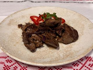 Ficatei de pui la tigaie cu ceapa si sos de vin