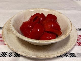 Salata asortata gogosari in otet si castraveti