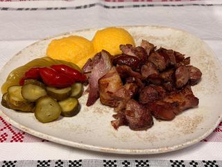 Carne la garnita cu mamaliguta si muraturi