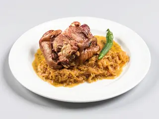 Ciolan de porc cu varză călită