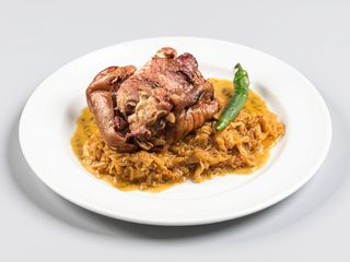 Ciolan de porc cu varză călită