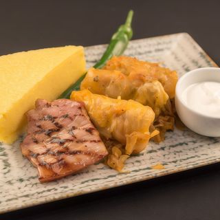 Sarmale în foi de varză, mămăliguță, smântână, ardei iute