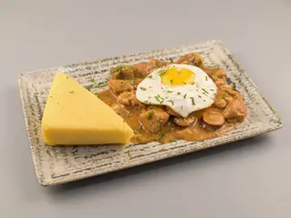 Tochitură de porc cu mămăliguță și ou