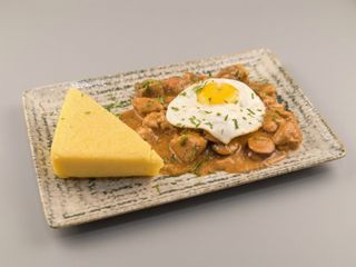 Tochitură de porc cu mămăliguță și ou