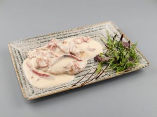 Piept de pui cu sos de ardei copt și cartofi cu parmezan