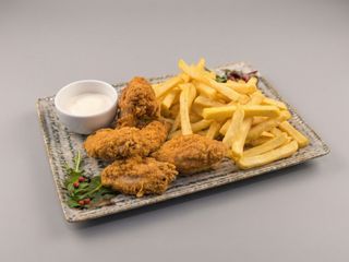 Aripioare de pui pane cu cartofi prăjiți si sos de usturoi