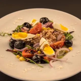 Salată cu ton şi roşii cherry