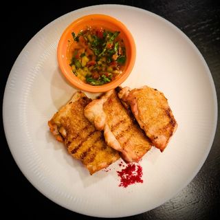 Pulpe de pui dezosate pe grătar cu sos chimichurri 160g/ 50g