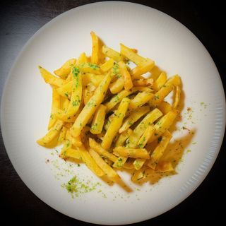 Cartofi proaspăt prăjiți cu usturoi și pătrunjel 180g