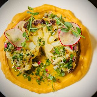 Conopidă coaptă cu piure de fasole și sos chimichurri 350g