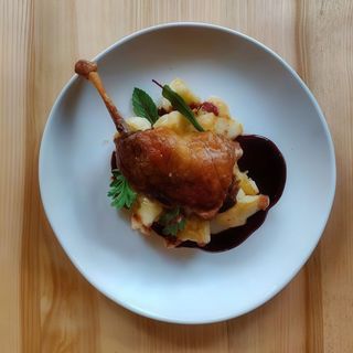 Pulpă de raţă confiata cu conopidă și sos de cireșe amare