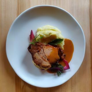 Porc gătit lent cu piure de cartofi și sos de bere