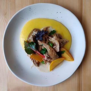 Tocană de iepure cu mămăligă și fructe de sezon caramelizate