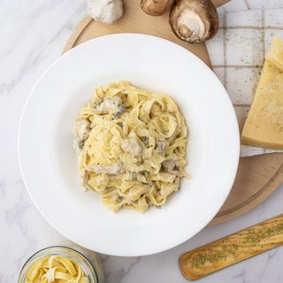 Paste de casă cu ciuperci rumenite și roșii uscate