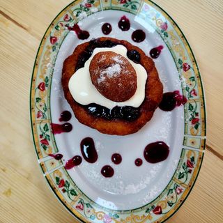 Papanași cu dulceață de afine si smântână 