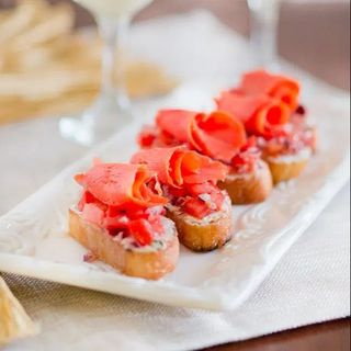 Crostini cu somon afumat