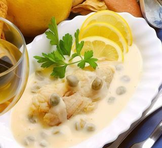 File de şalău în sos de lămâie cu capere şi spumă de cartofi