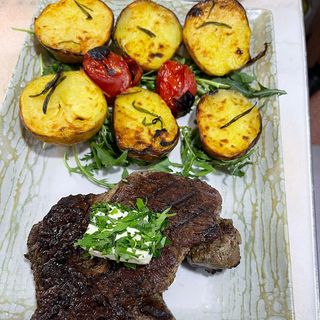 Rie bay steak cu cartofi copţi